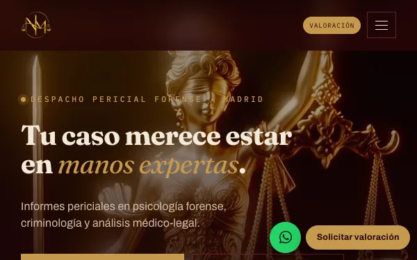 Inicio de enigmaforense.es: fondo granate casi negro con una estatua dorada de la justicia y su balanza, y el titular «Tu caso merece estar en manos expertas.» con los botones «Solicitar valoración» y «Ver especialidades».
