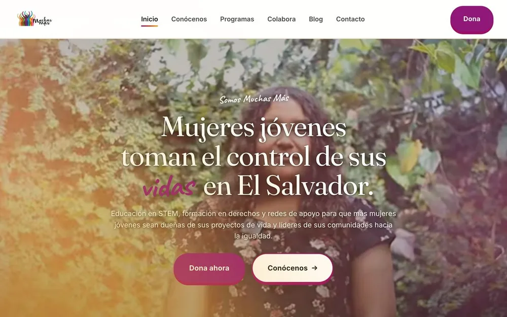 Portada de muchasmas.org rehecha: menú blanco con botón de donación y titular sobre un vídeo de fondo.