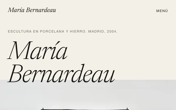 Inicio de mariabernardeau.com: fondo color papel, su nombre en cursiva grande, la frase «La piel se convierte en un archivo donde cada contacto, deseado o no, queda alojado.» y, a la derecha, una pieza de hierro negro con una porcelana blanca y una lupa redonda que la amplía.