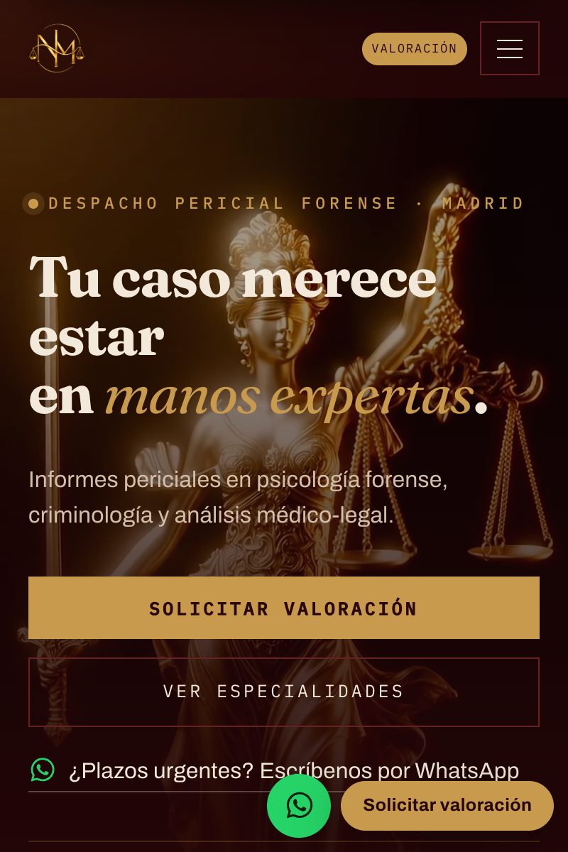 La portada de Enigma Forense en móvil, con el titular sobre la estatua dorada, el botón «Solicitar valoración» y el enlace de WhatsApp para plazos urgentes.