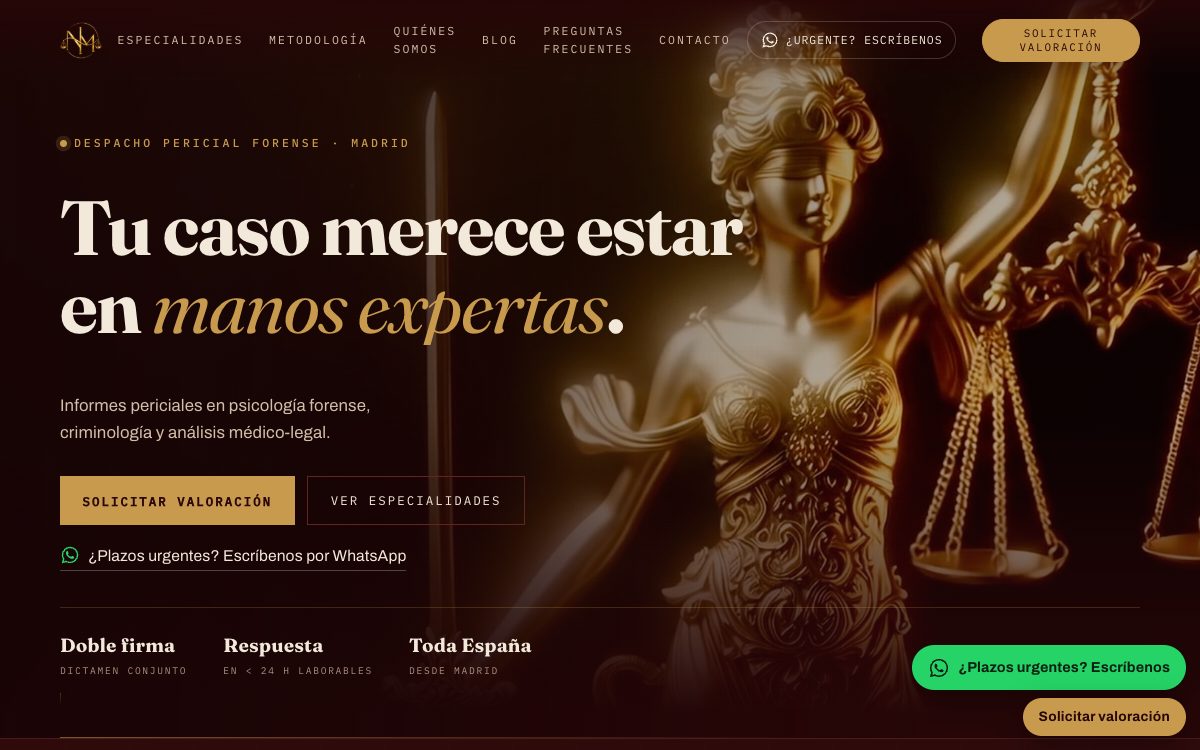 Inicio de enigmaforense.es: fondo granate casi negro con una estatua dorada de la justicia y su balanza, y el titular «Tu caso merece estar en manos expertas.» con los botones «Solicitar valoración» y «Ver especialidades».