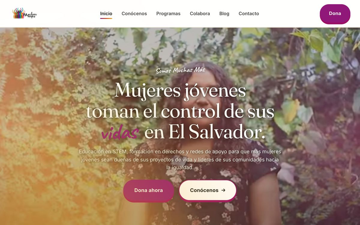 Inicio de muchasmas.org: menú blanco con botón «Dona» y titular «Mujeres jóvenes toman el control de sus vidas en El Salvador» sobre un vídeo de fondo.