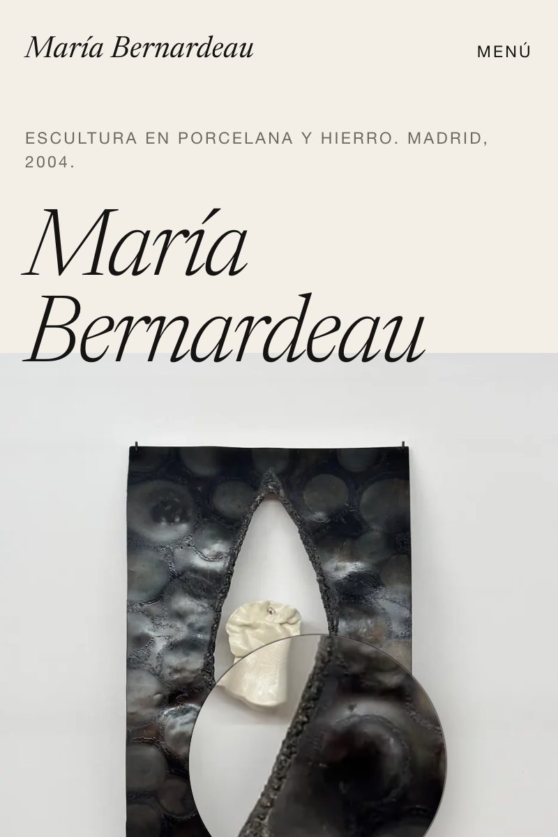 La portada de María Bernardeau en móvil: su nombre en cursiva sobre la foto de la pieza de hierro y porcelana, con la lupa encima.
