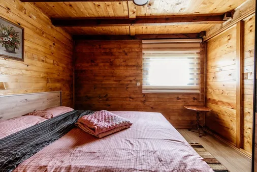 Una de las cinco habitaciones, con vigas de madera vistas