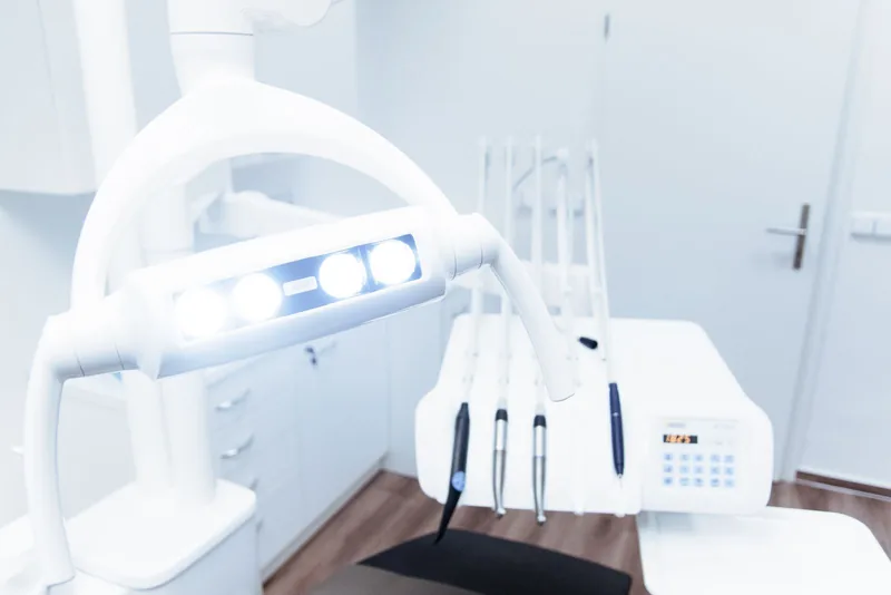Lámpara y bandeja del equipo dental preparados