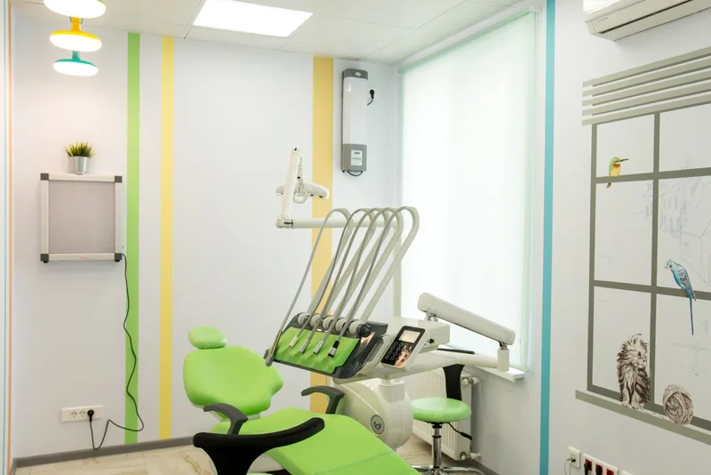 Gabinete de Alveda con el sillón verde y el equipo dental