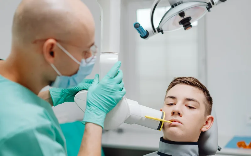 Paciente joven colocado para hacerse una radiografía dental