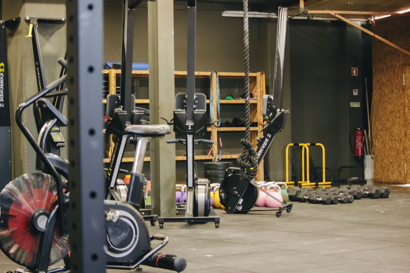 Zona de cardio y funcional de Terne: bicis, remo y kettlebells sobre suelo de caucho