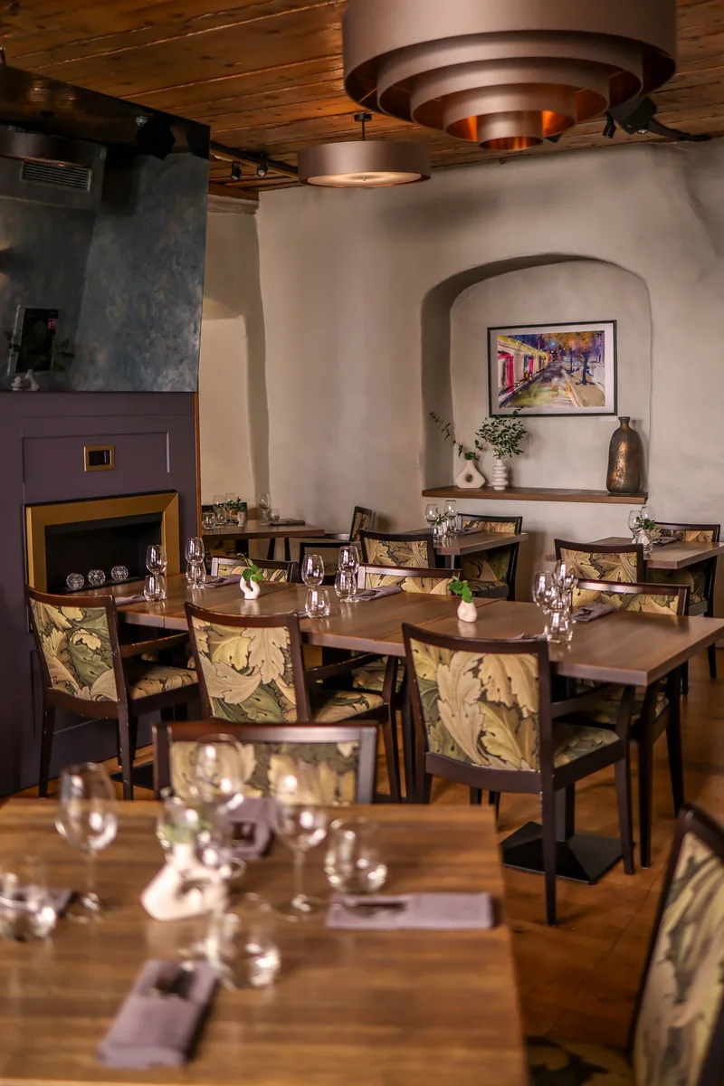 Mesas del comedor puestas con copas y servilletas
