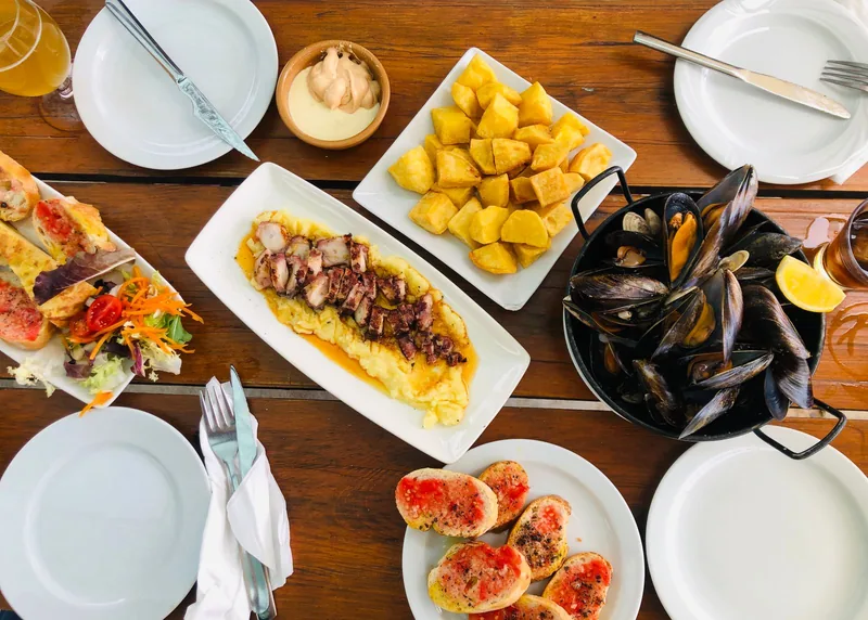Mesa de mediodía con varios platos para compartir