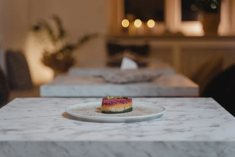 Postre emplatado sobre una mesa de mármol